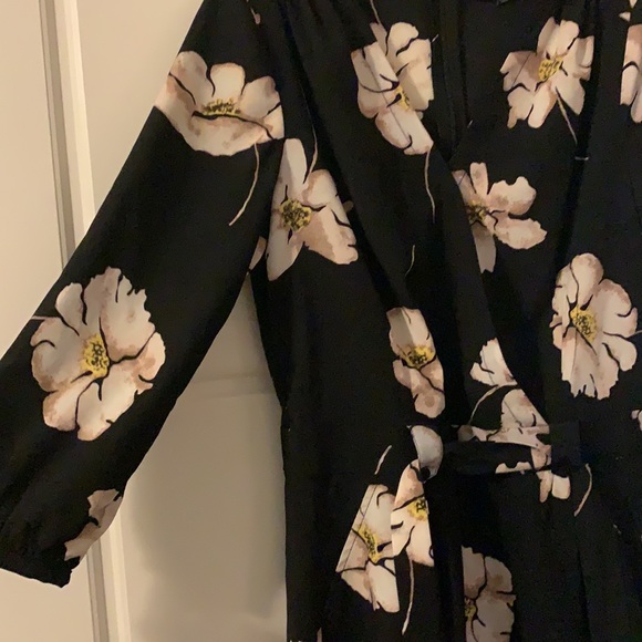 Floral romper. 3/4 sleeved. Size 6 - Picture 4 of 6